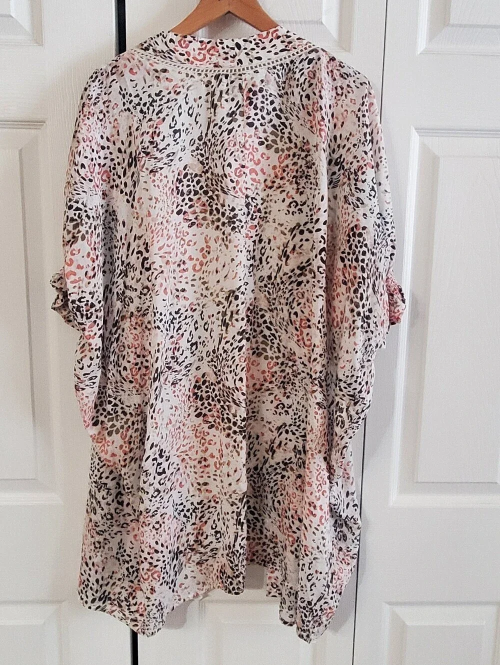 ARIAT SWEET SPRING KIMONO WRAP. MED/LARGE. ANIMAL PRINT